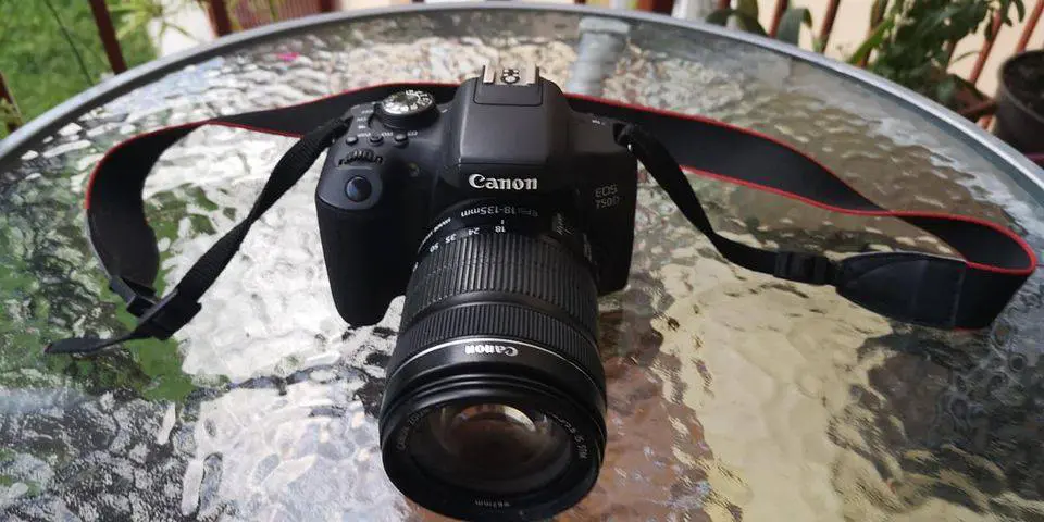 Canon EOS 750D mit Objektiv