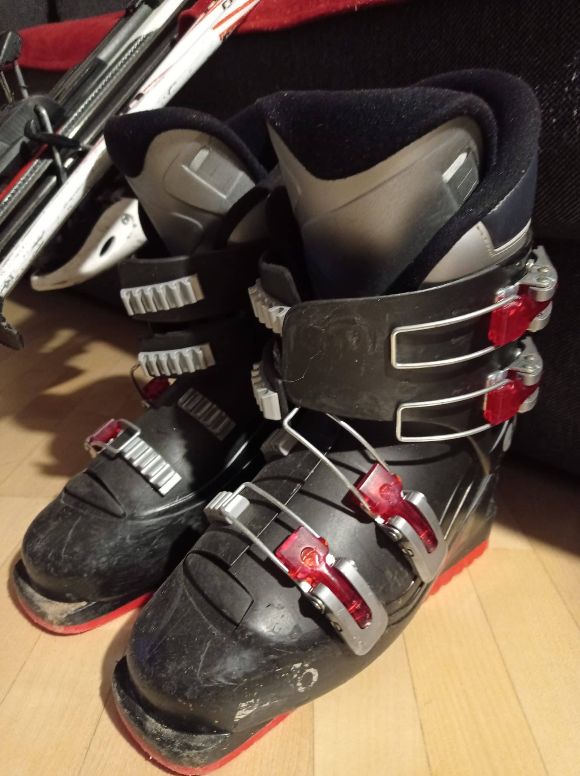 Kinder Ski Ski Schuhe und Stöcke