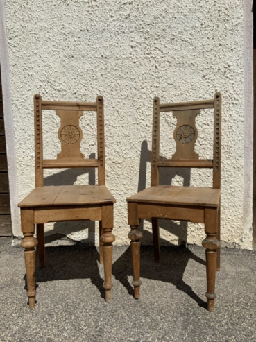 2 alte Stühle