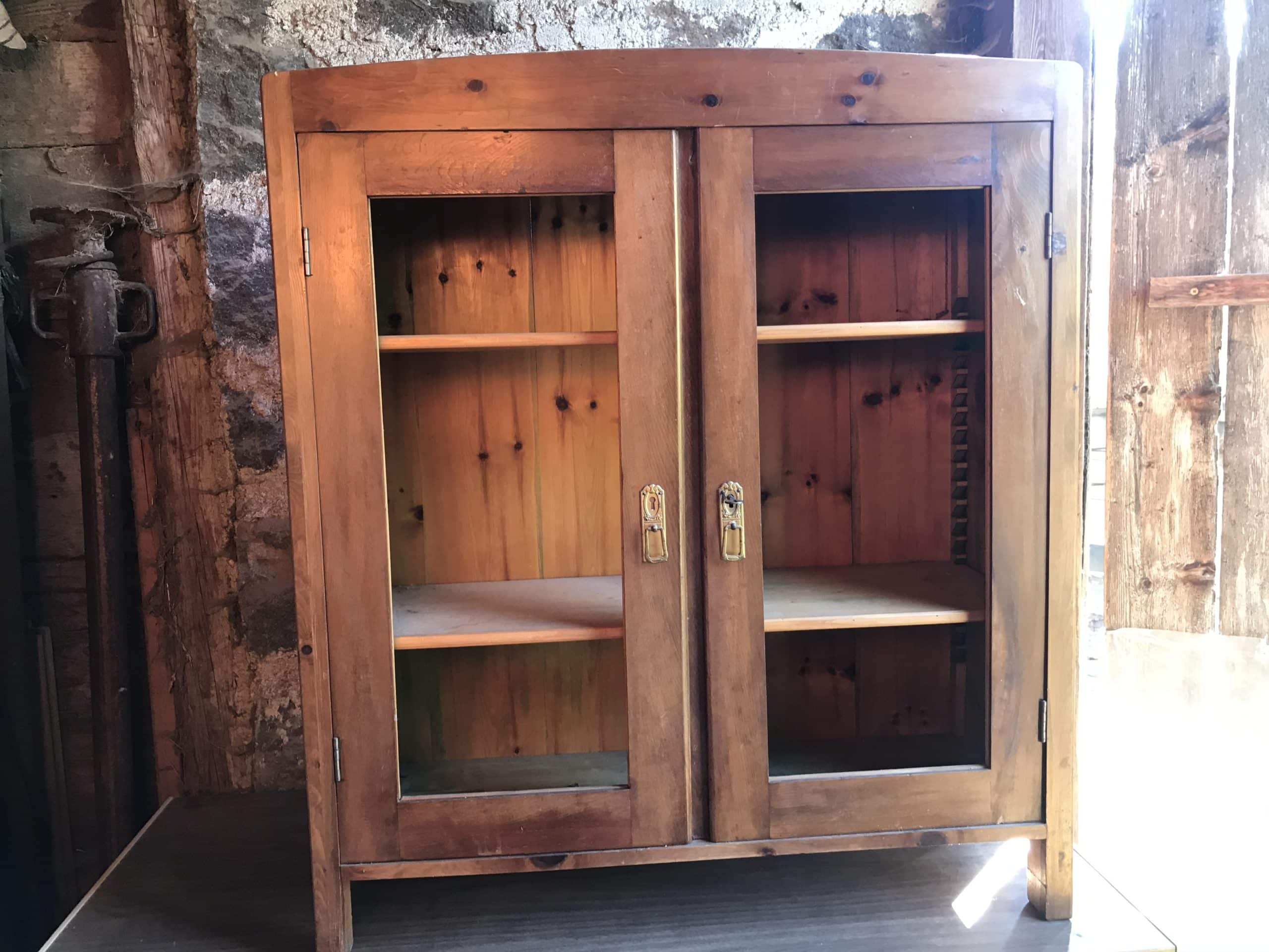 Vitrine aus Zirmholz, ohne Scheiben