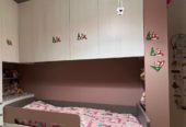 Kinderzimmer mit doppeltem Bett