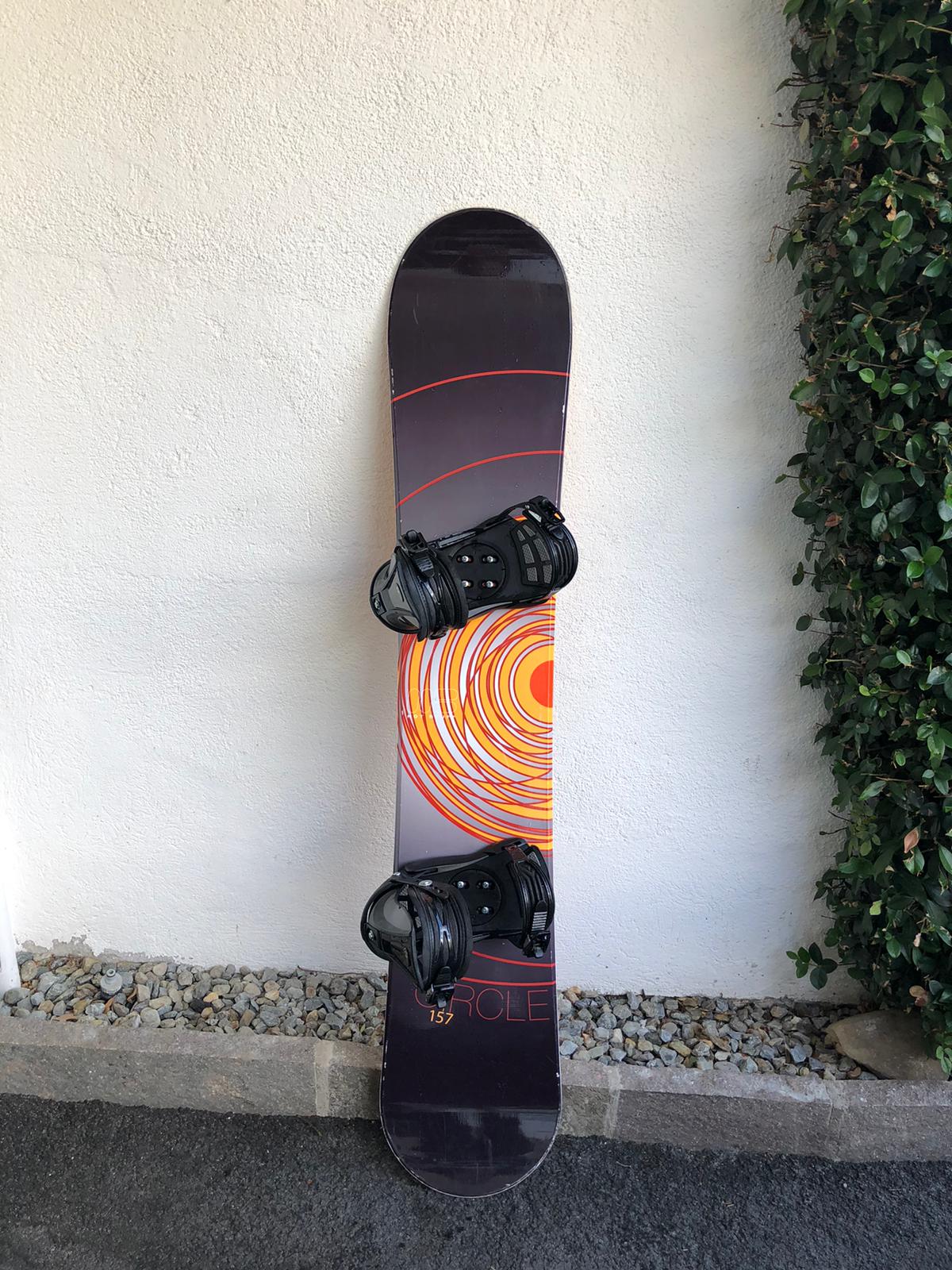 Snowboard mit dazugehörigen Schuhen