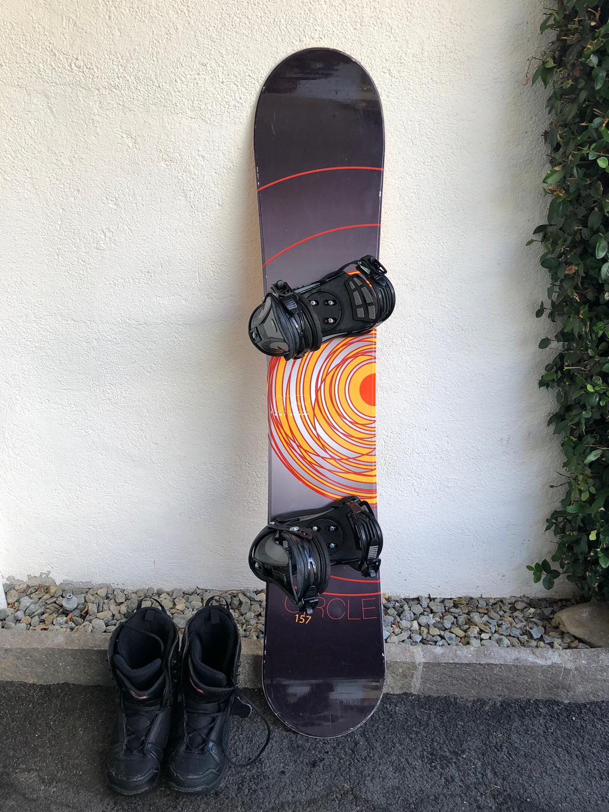 Snowboard mit dazugehörigen Schuhen