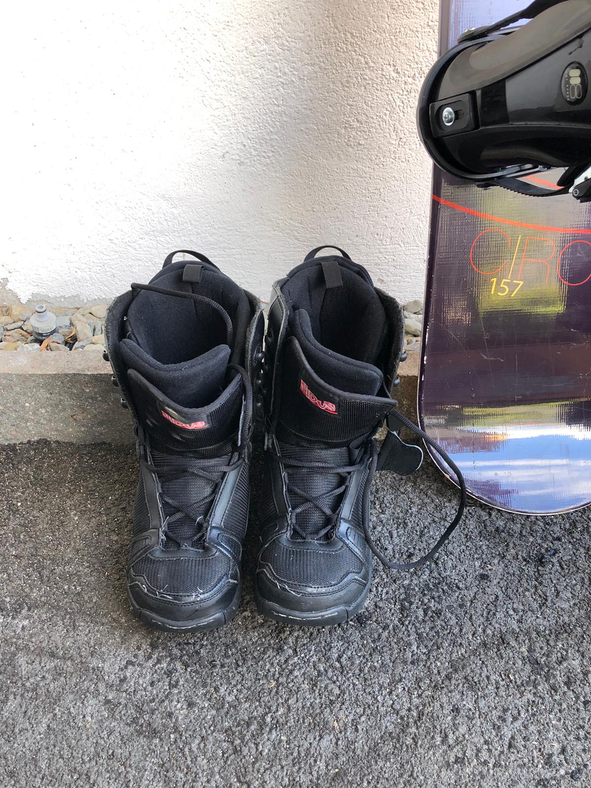 Snowboard mit dazugehörigen Schuhen