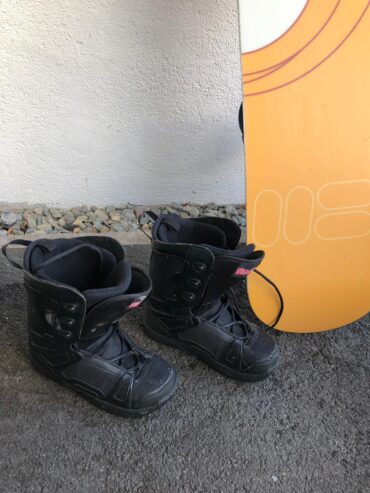 Snowboard mit dazugehörigen Schuhen