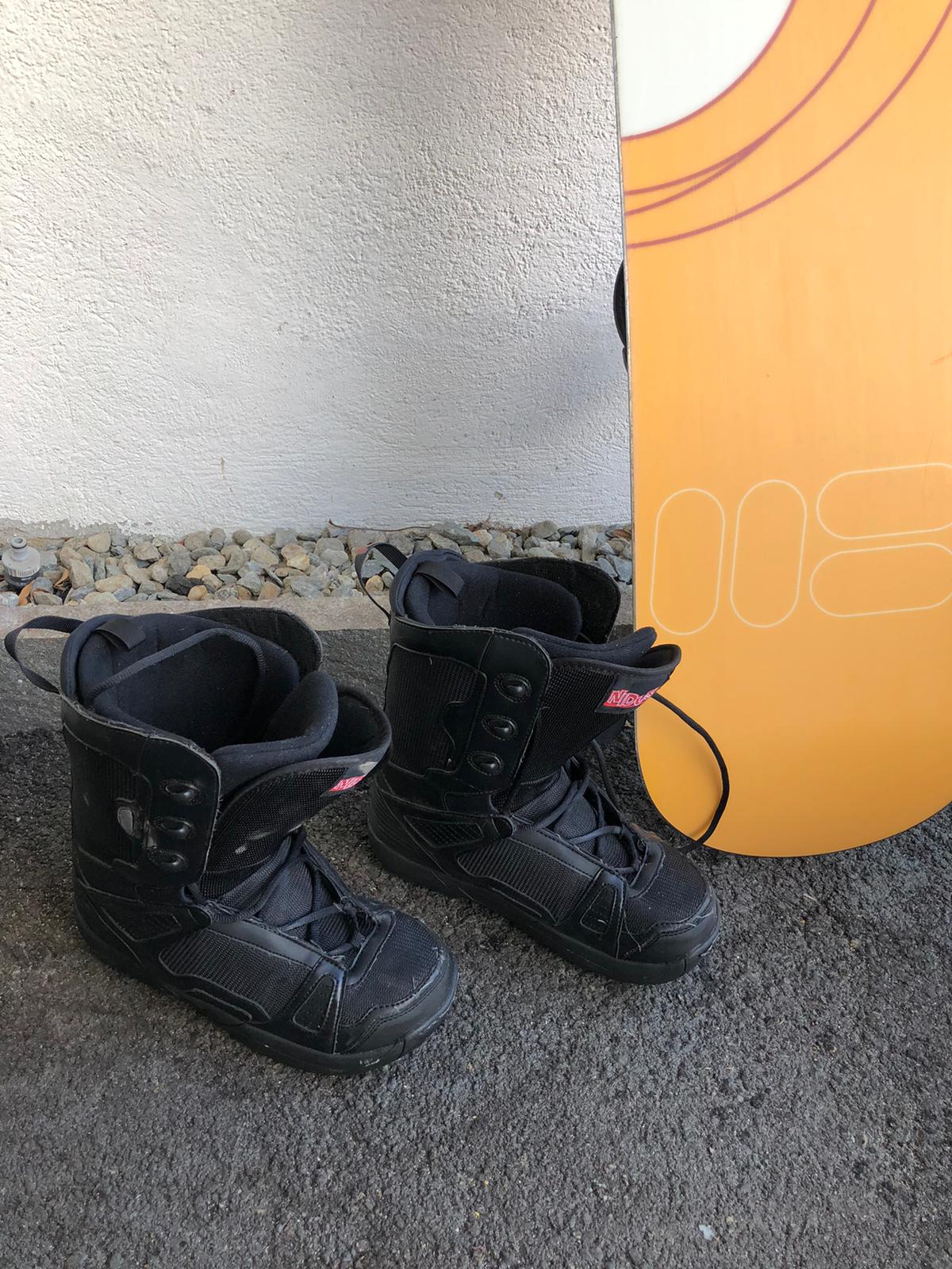 Snowboard mit dazugehörigen Schuhen