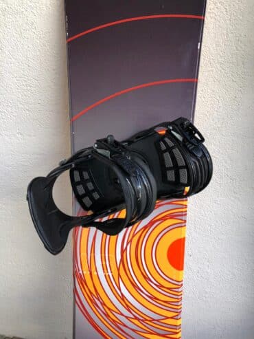 Snowboard mit dazugehörigen Schuhen