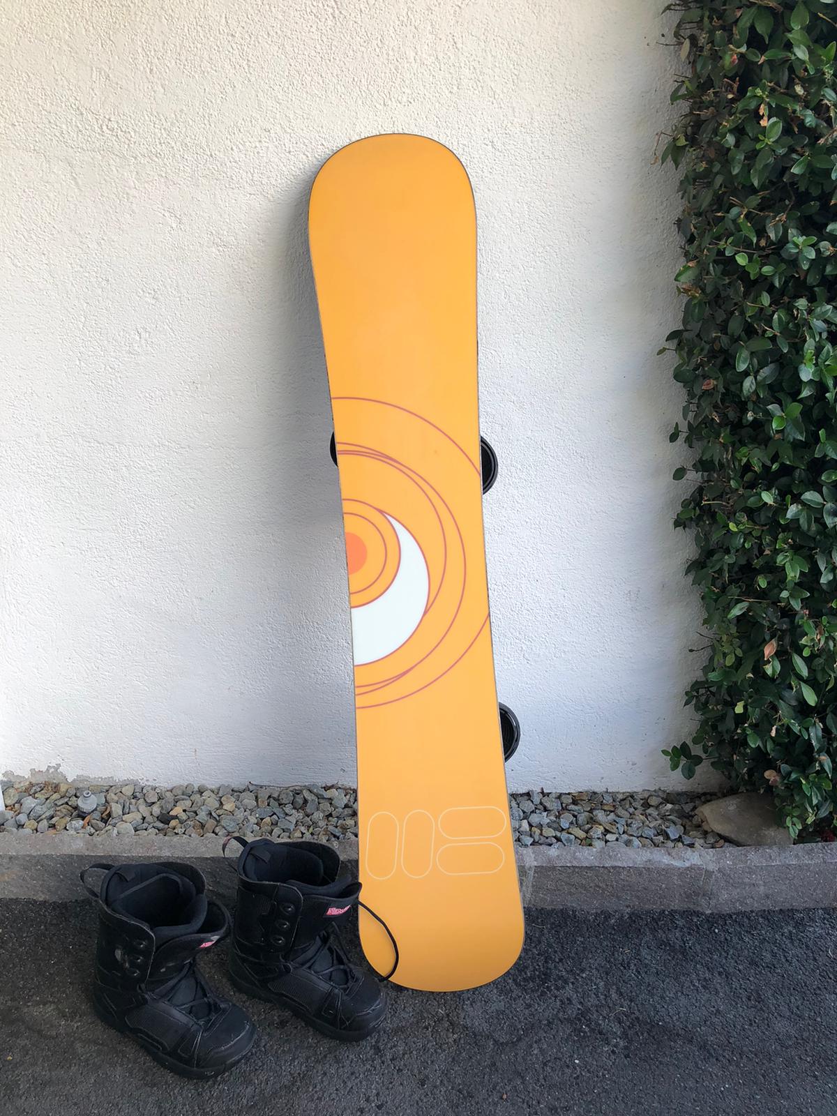 Snowboard mit dazugehörigen Schuhen