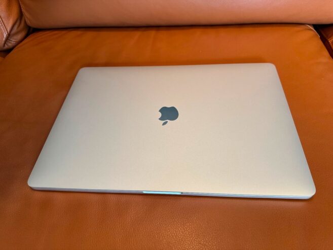 Apple MacBook Pro 16″ mit Core i9, 1 TB, 32 GB, 8 GB Grafik – Top!