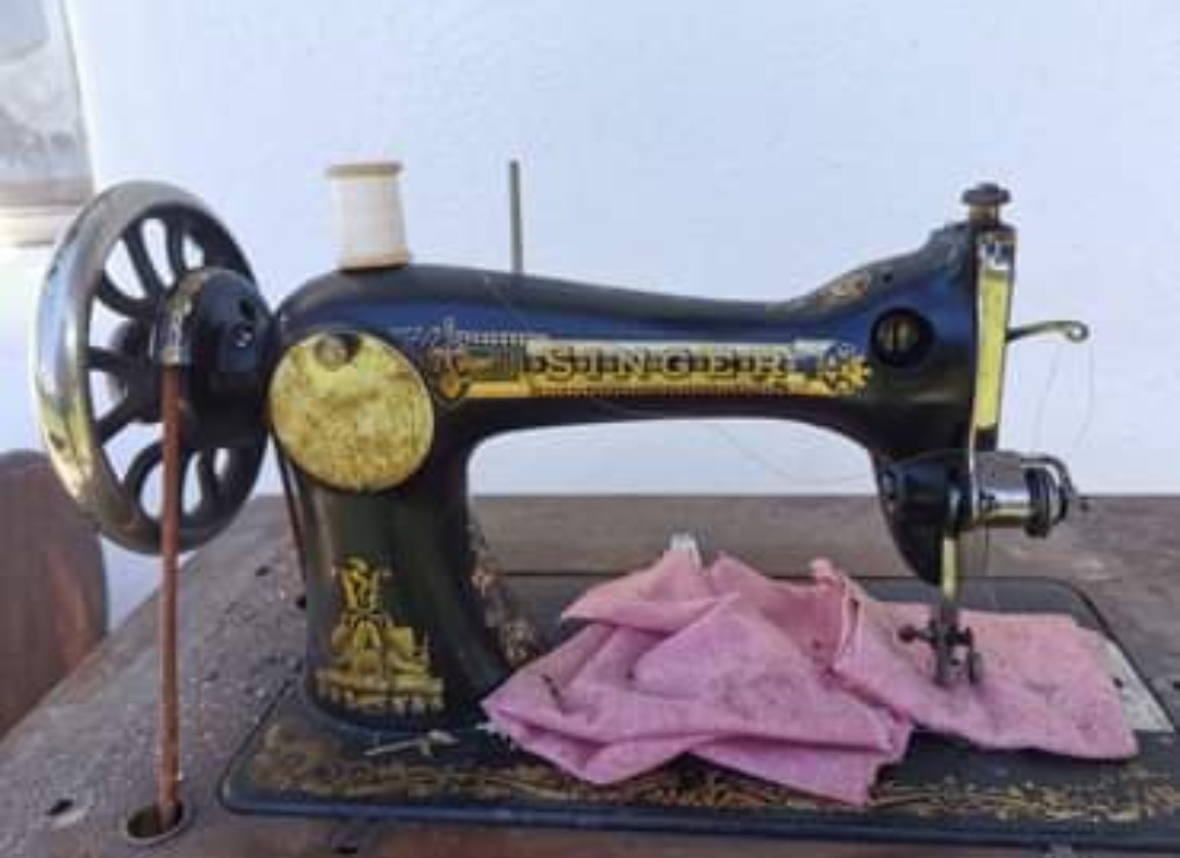 Antike Nähmaschine und Truhen