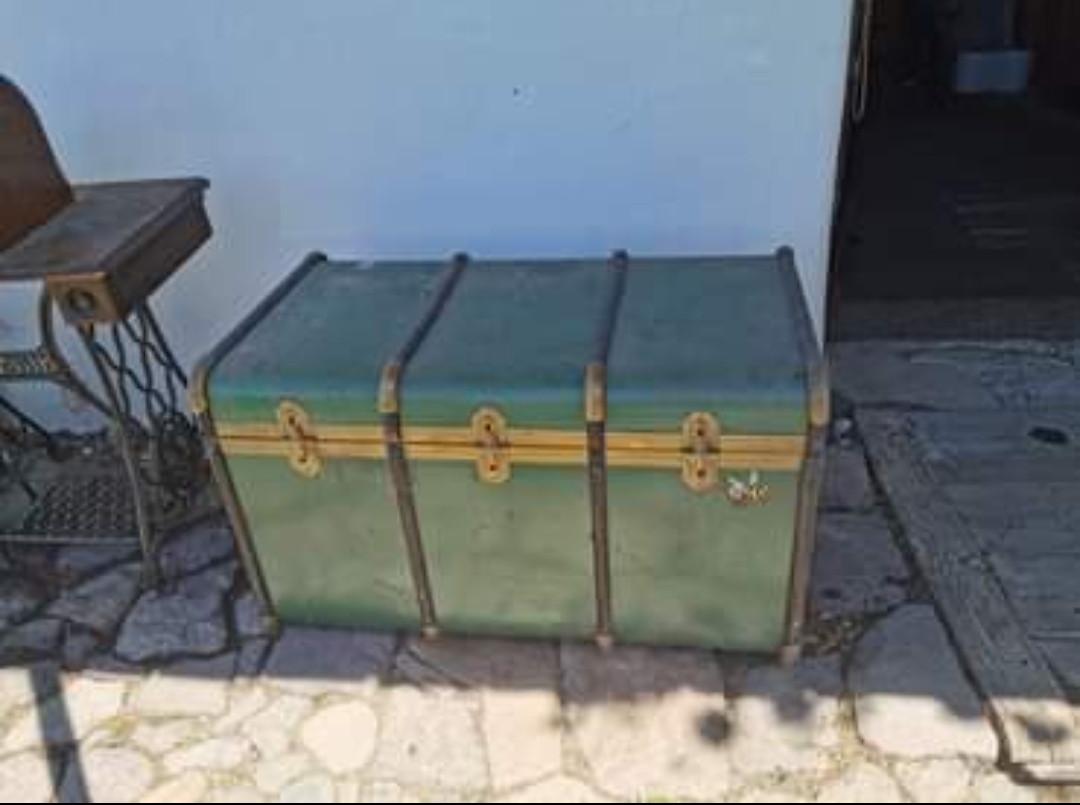 Antike Nähmaschine und Truhen