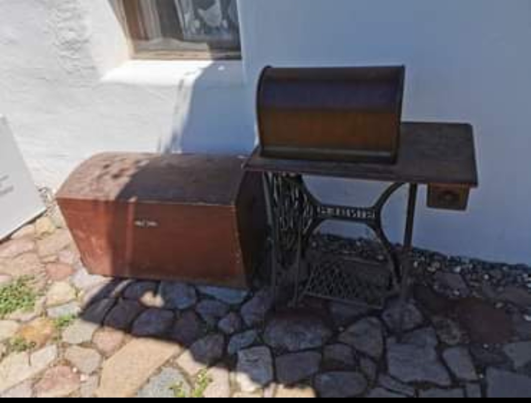 Antike Nähmaschine und Truhen