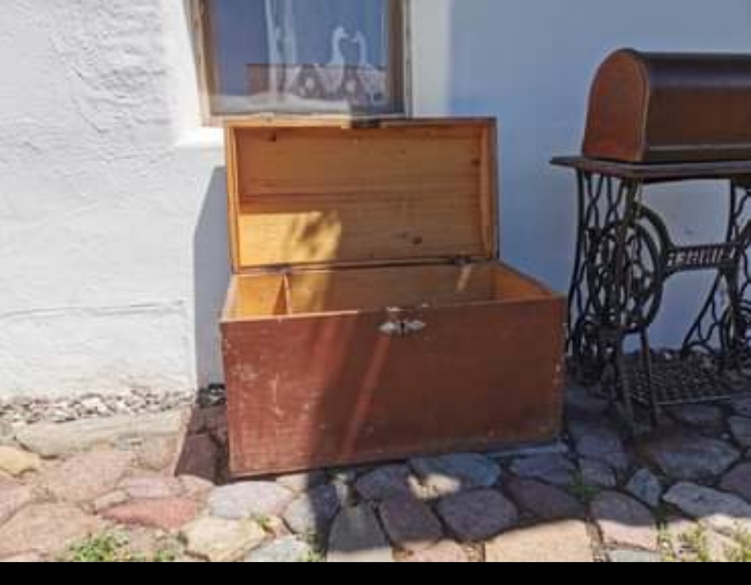 Antike Nähmaschine und Truhen