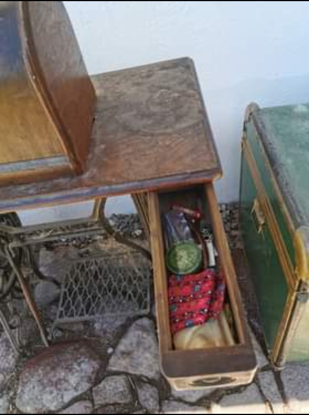 Antike Nähmaschine und Truhen