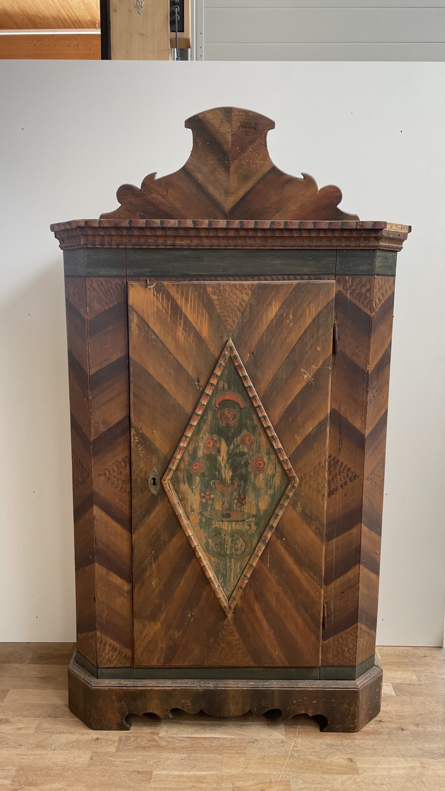 Antiker bemalter Schrank aus Fichte