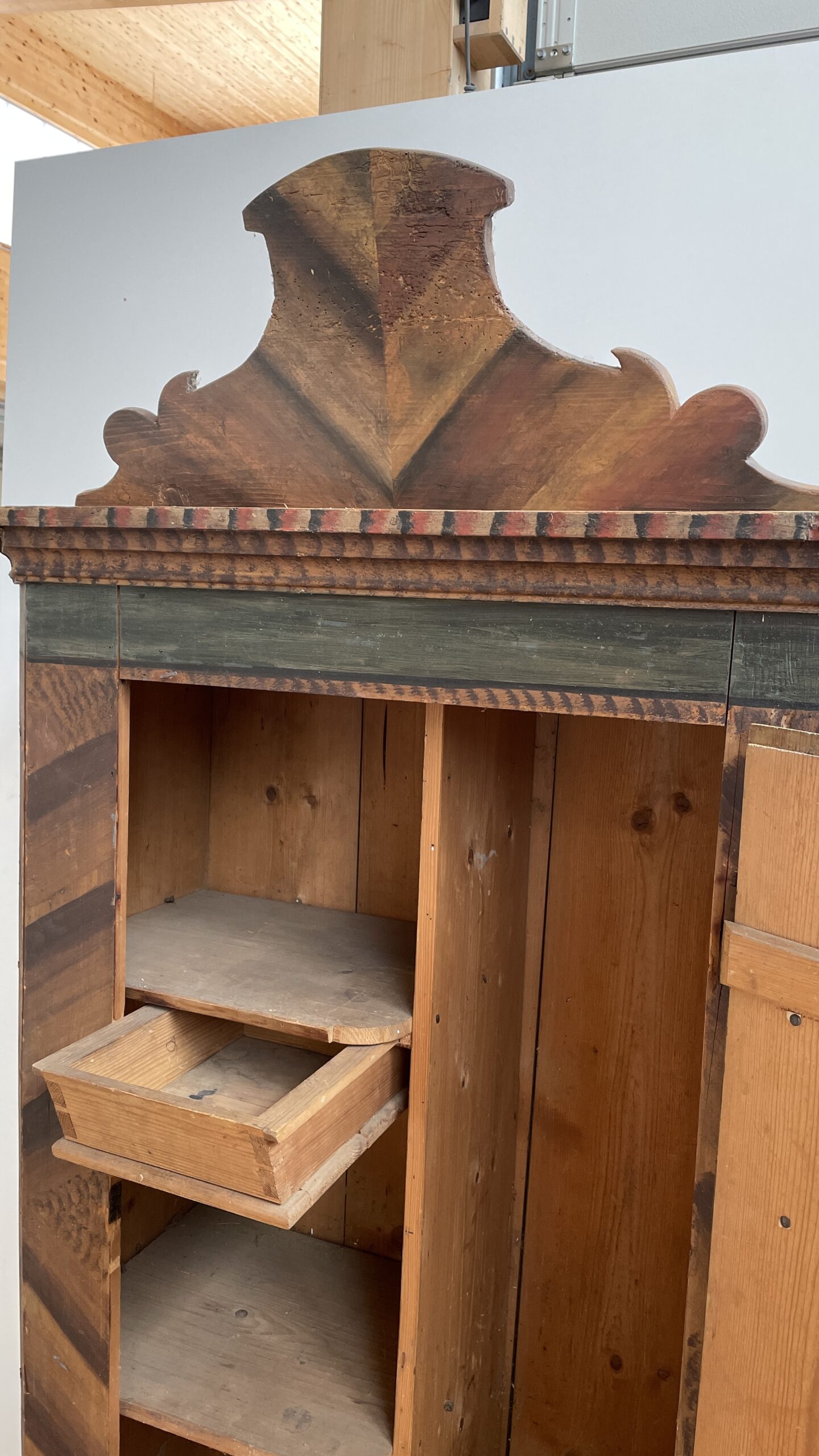Antiker bemalter Schrank aus Fichte