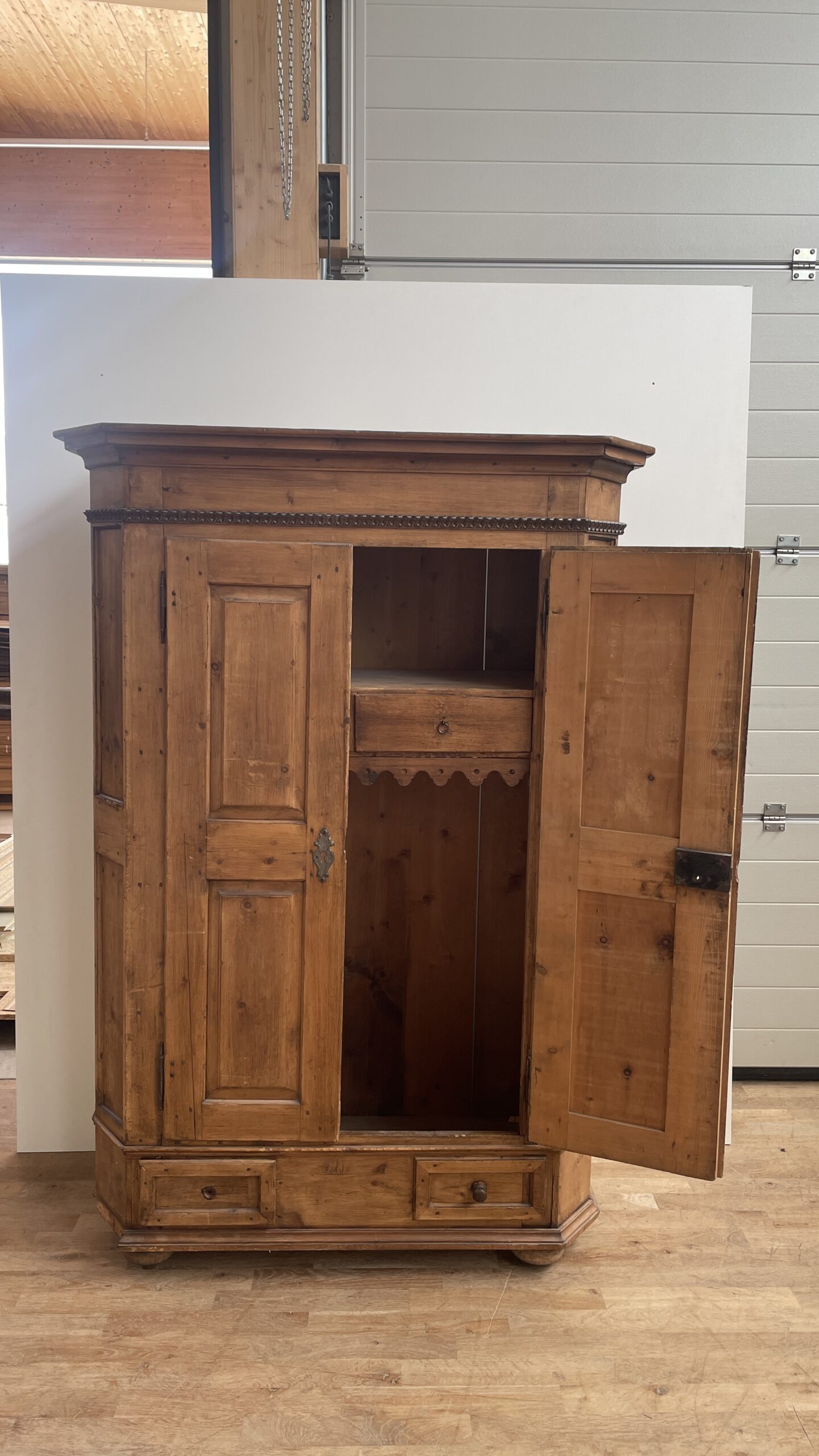 Antiker Schrank aus Zirm & Fichte