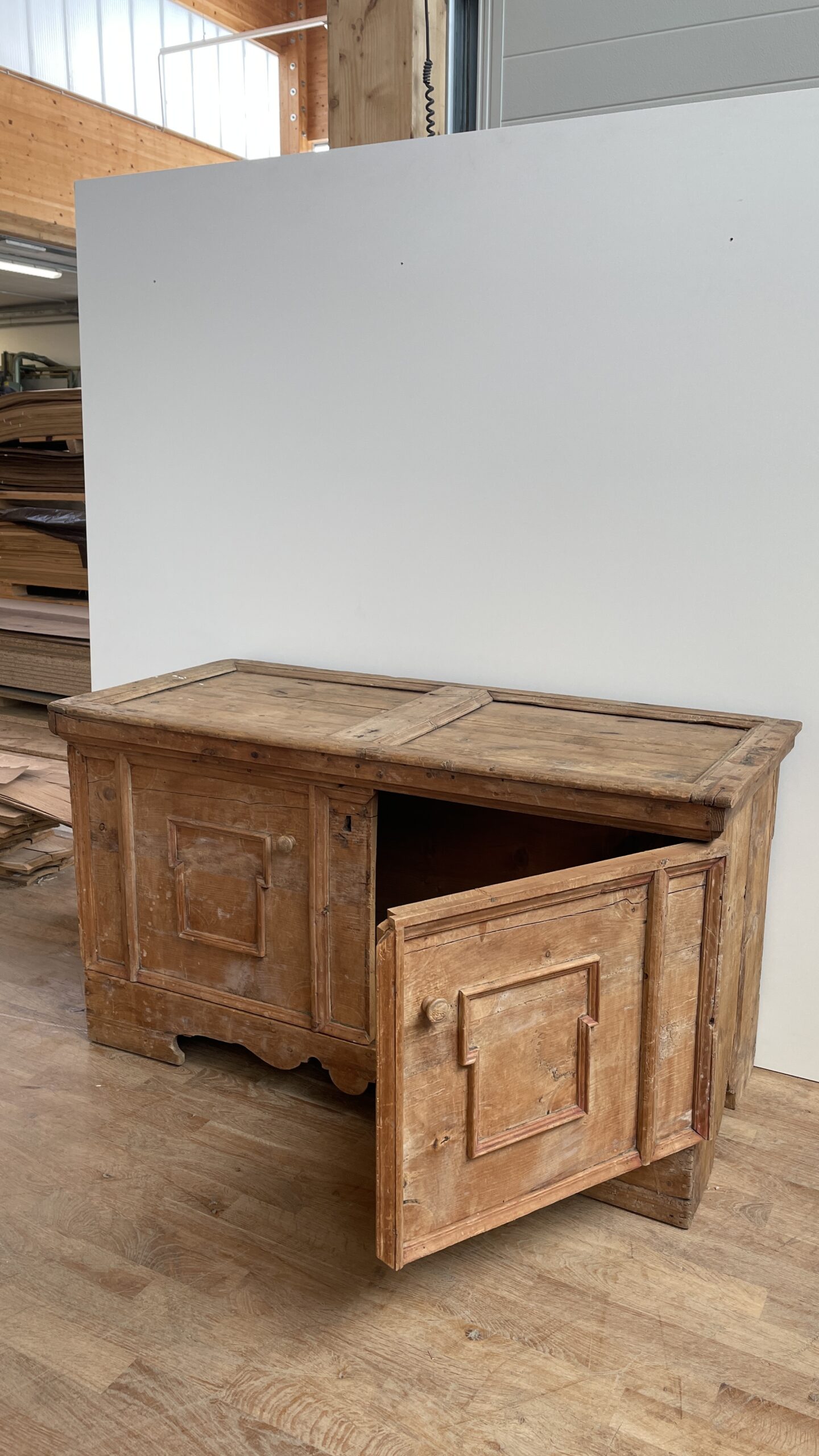 Antike Truhe aus Zirm