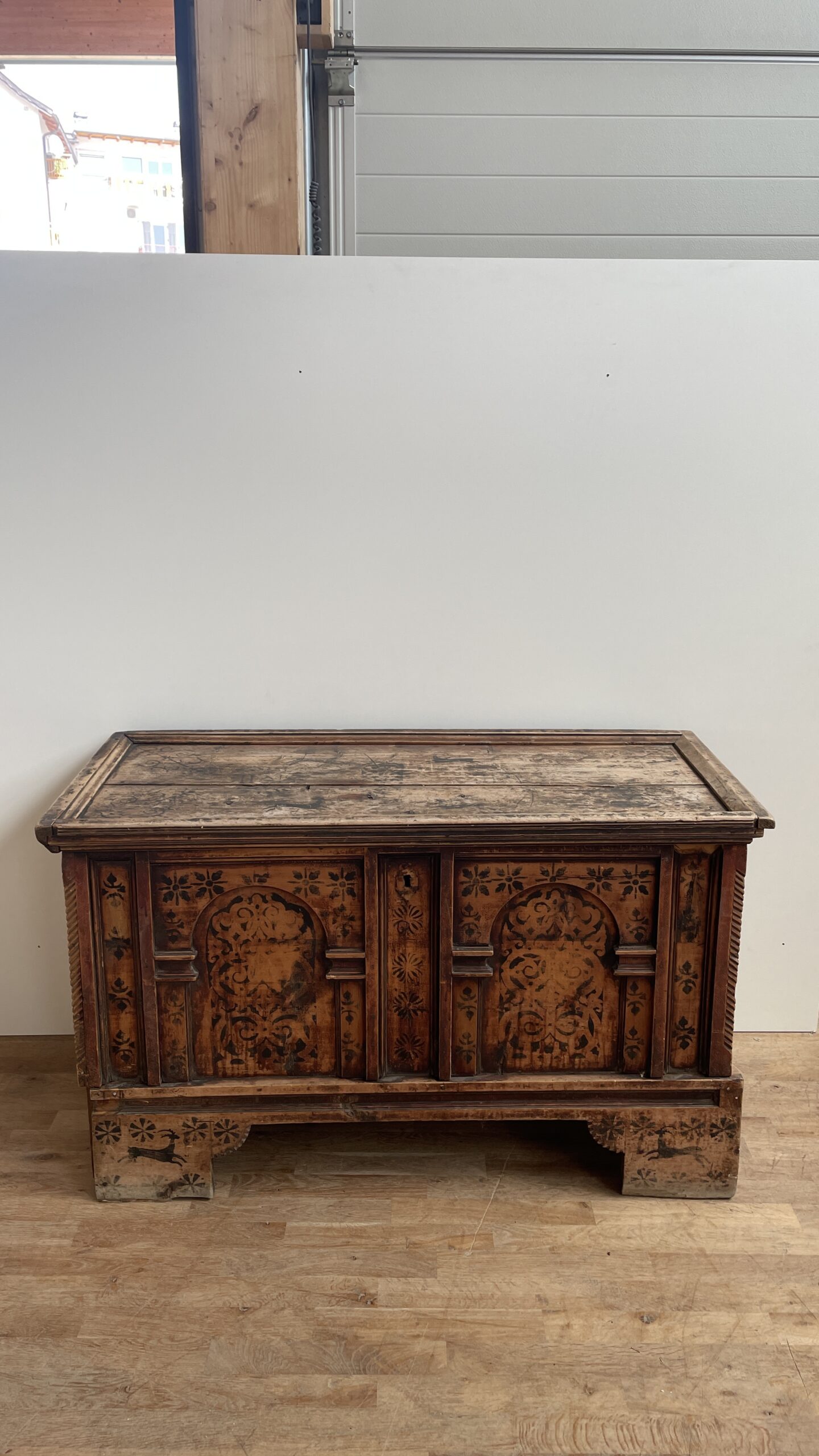 Antik bemalte Truhe aus Zirm