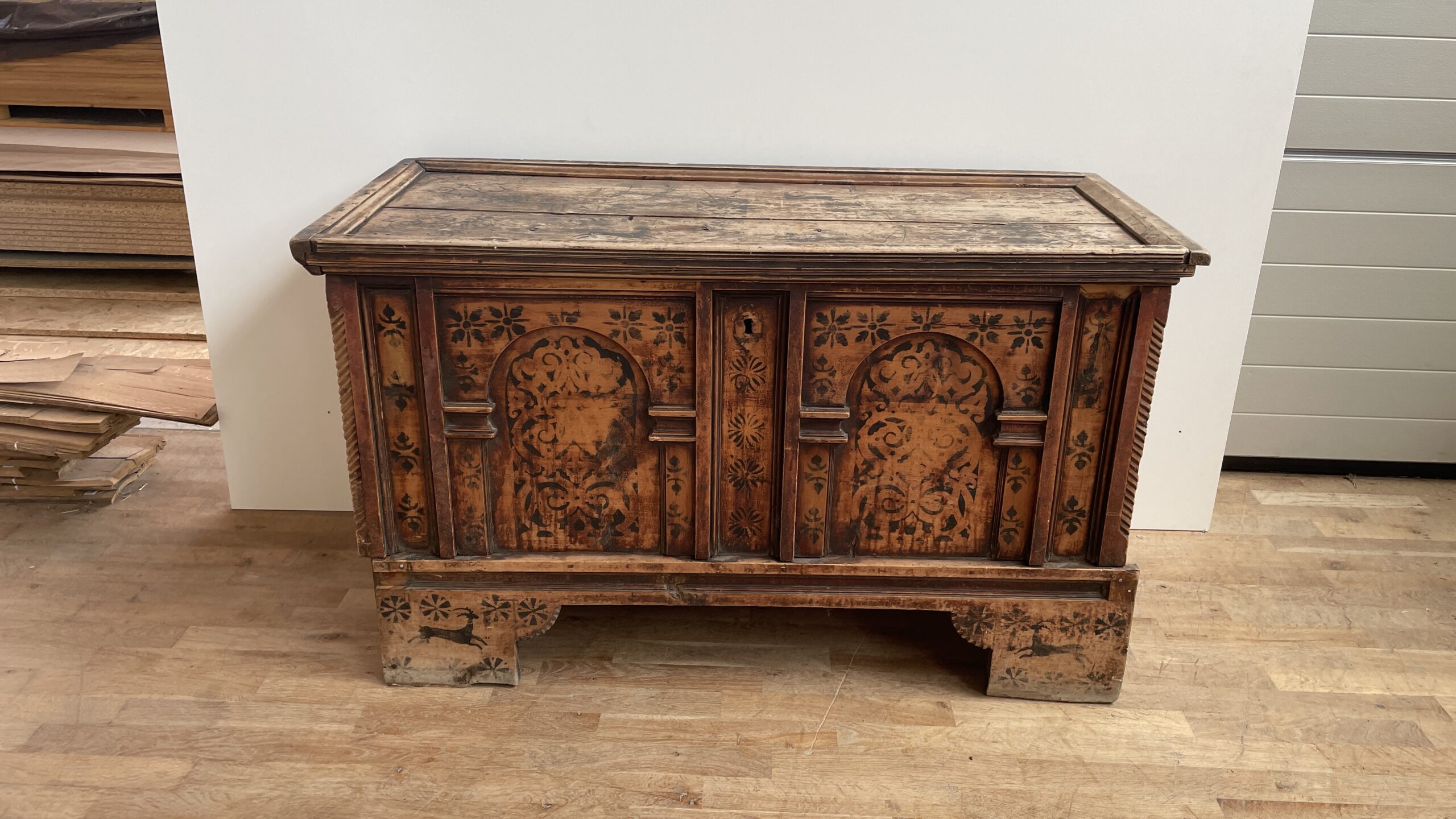 Antik bemalte Truhe aus Zirm