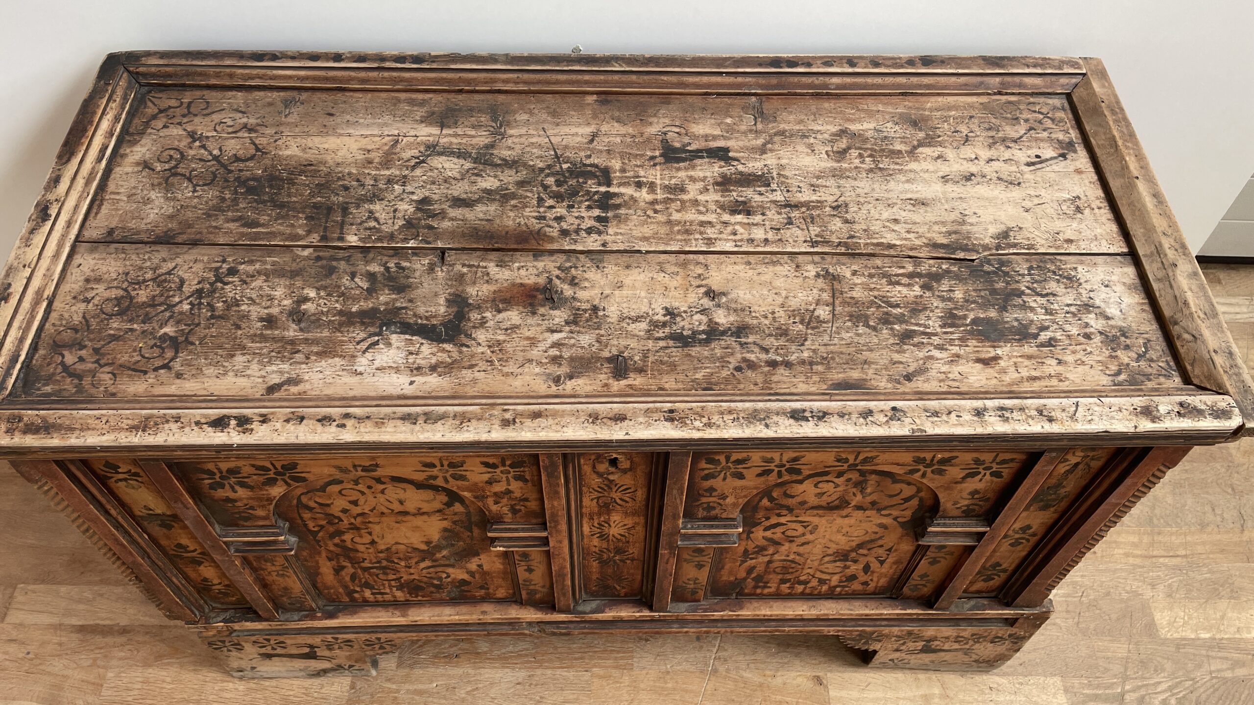 Antik bemalte Truhe aus Zirm