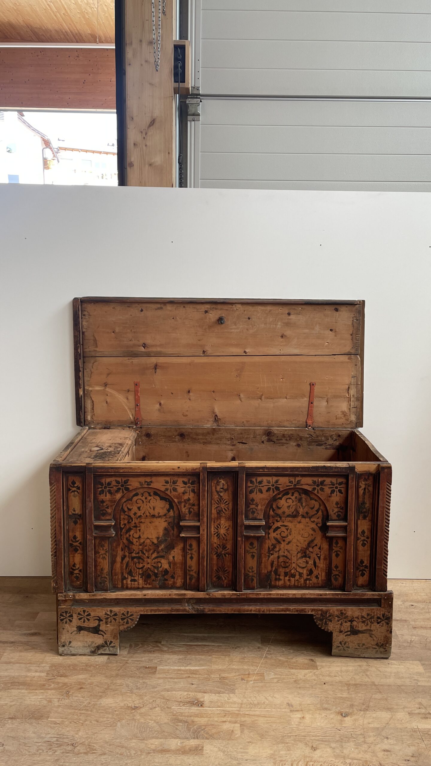 Antik bemalte Truhe aus Zirm