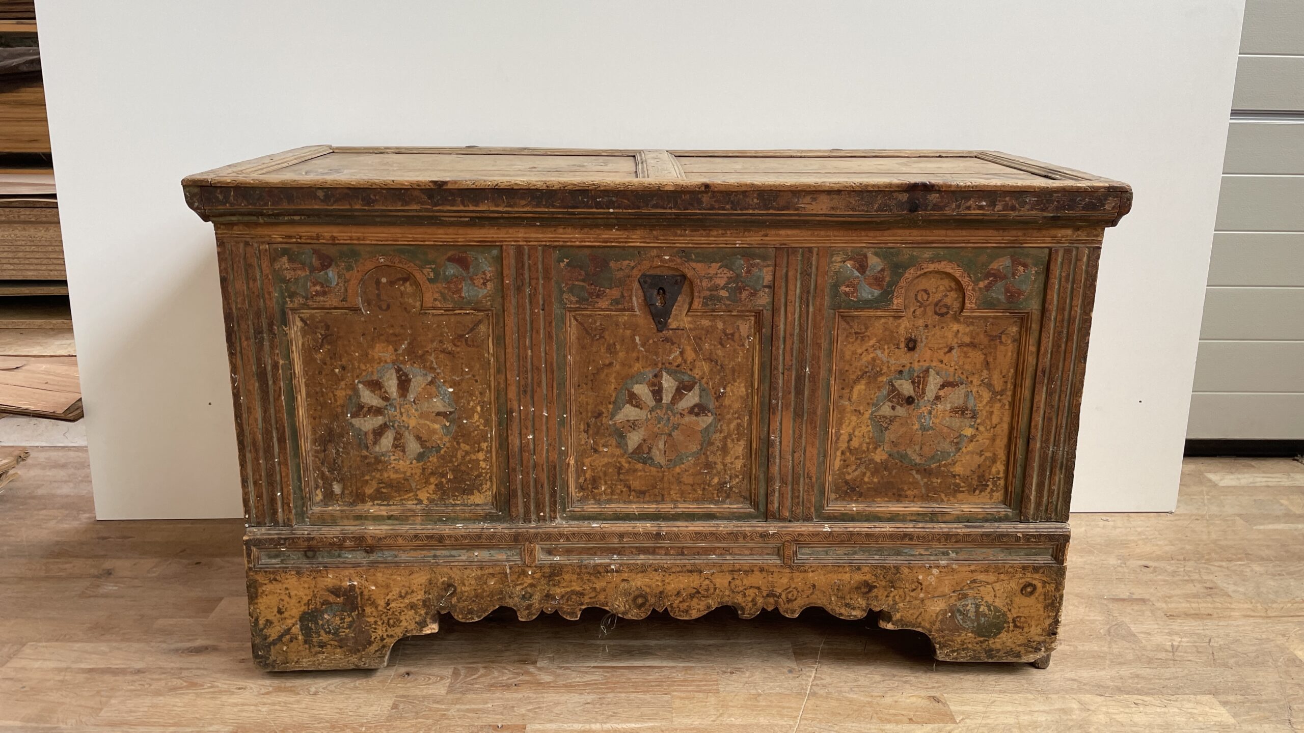 Antik bemalte Truhe aus Zirm