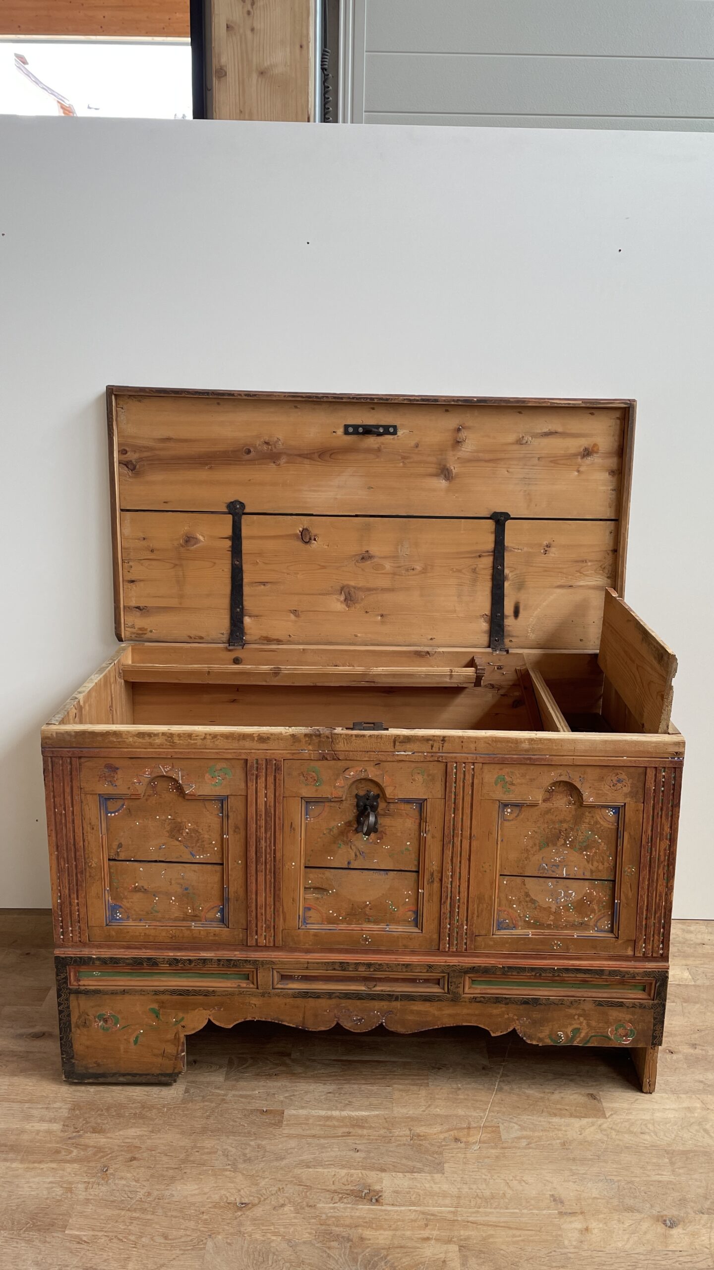 Antik bemalte Truhe aus Fichte
