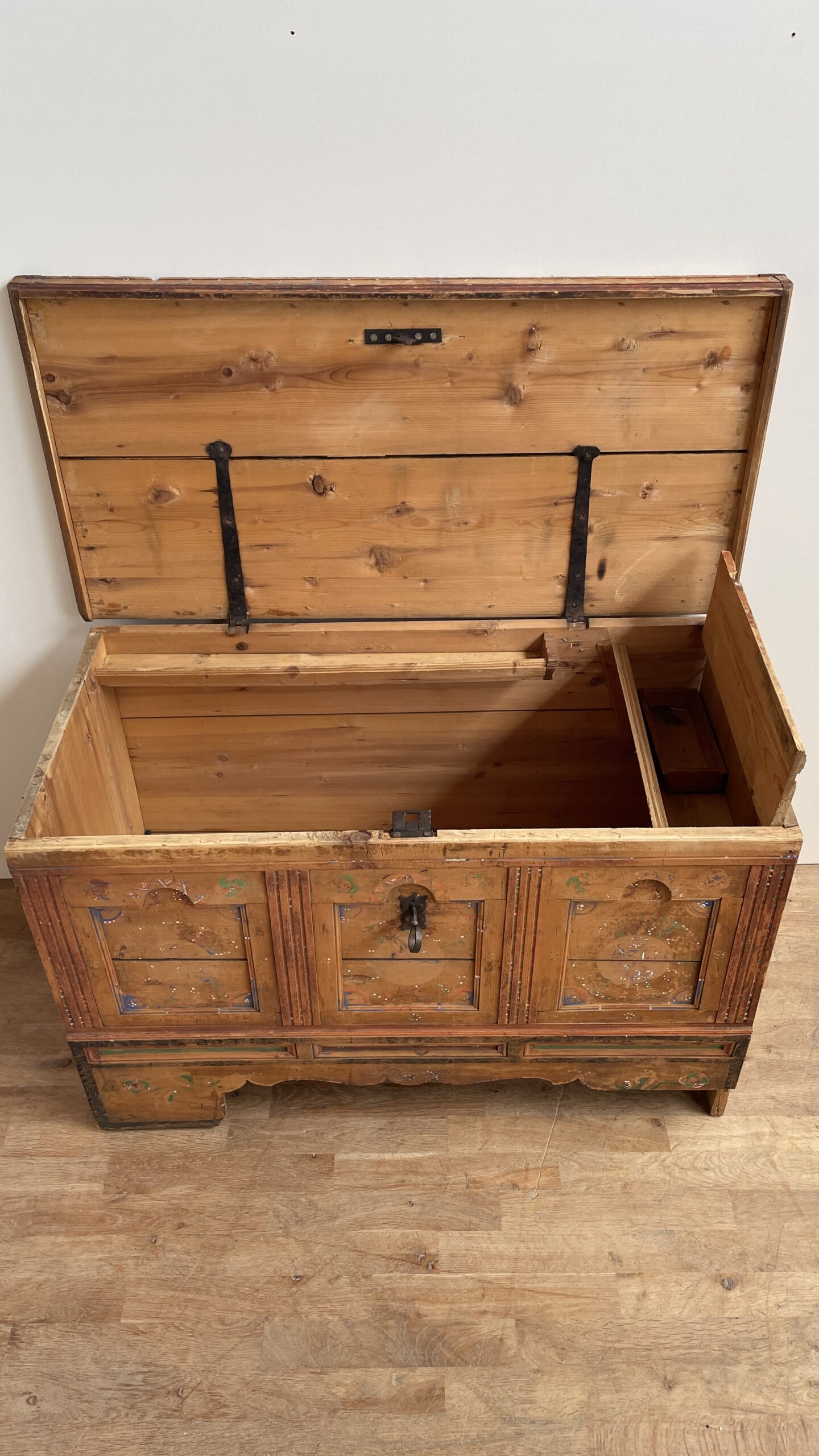 Antik bemalte Truhe aus Fichte