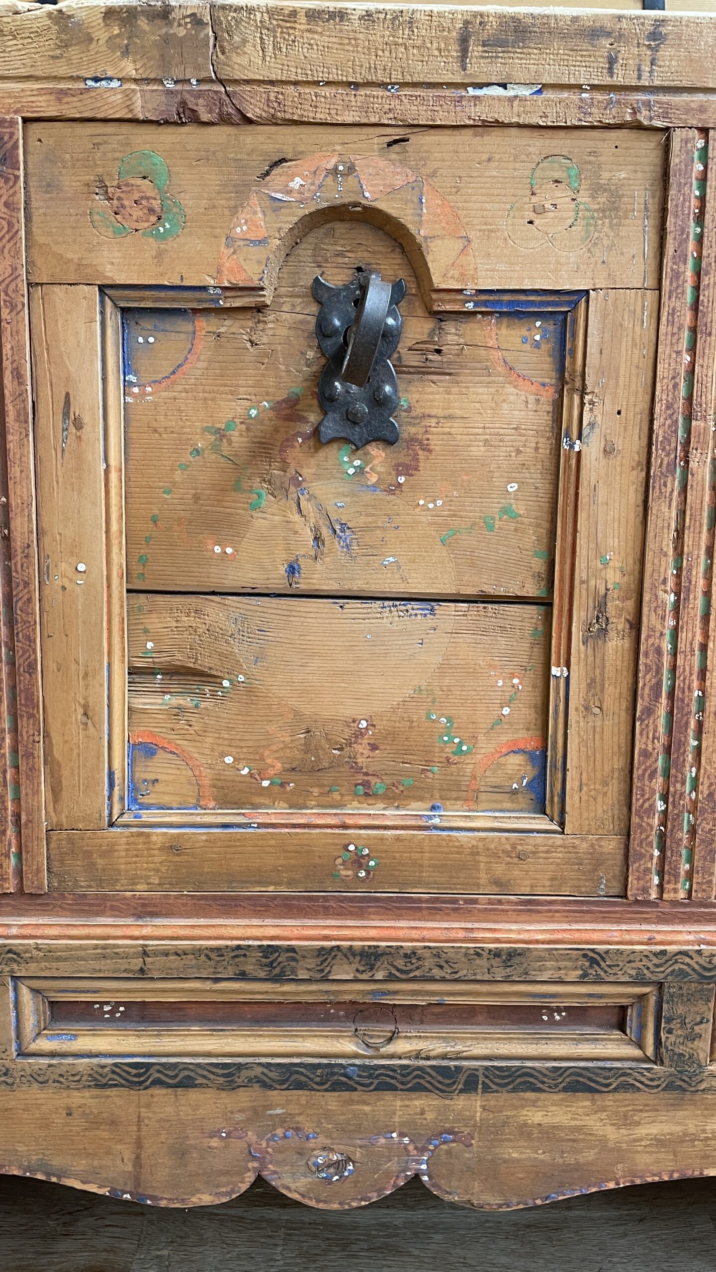 Antik bemalte Truhe aus Fichte