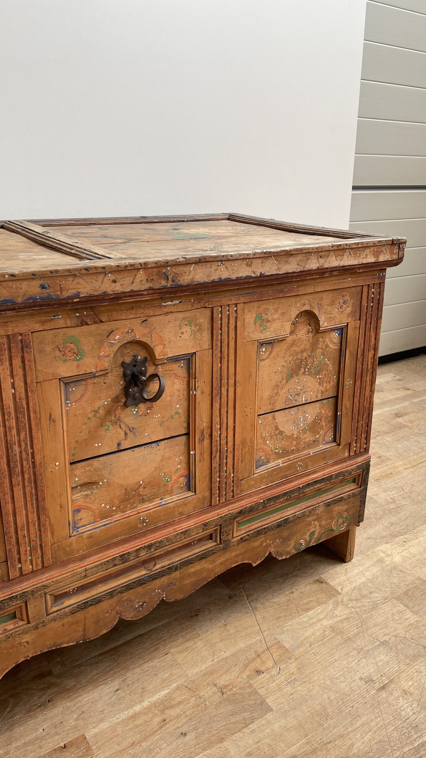 Antik bemalte Truhe aus Fichte