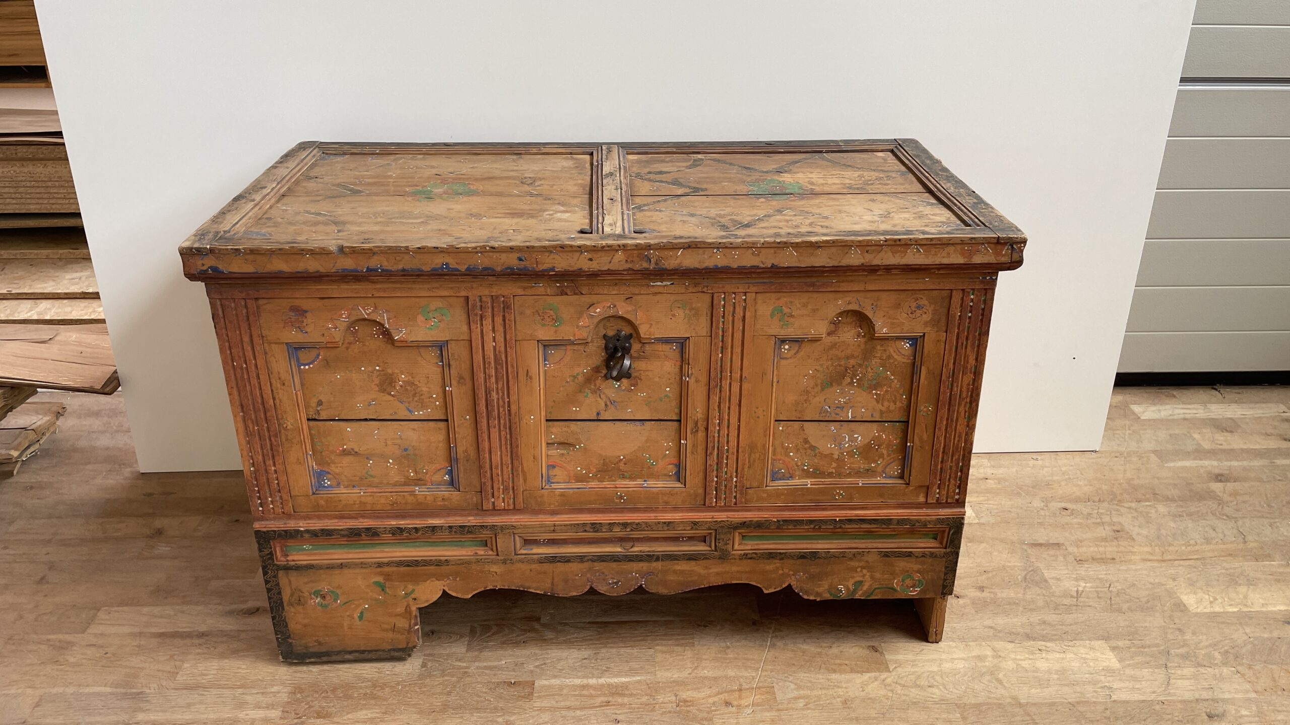 Antik bemalte Truhe aus Fichte