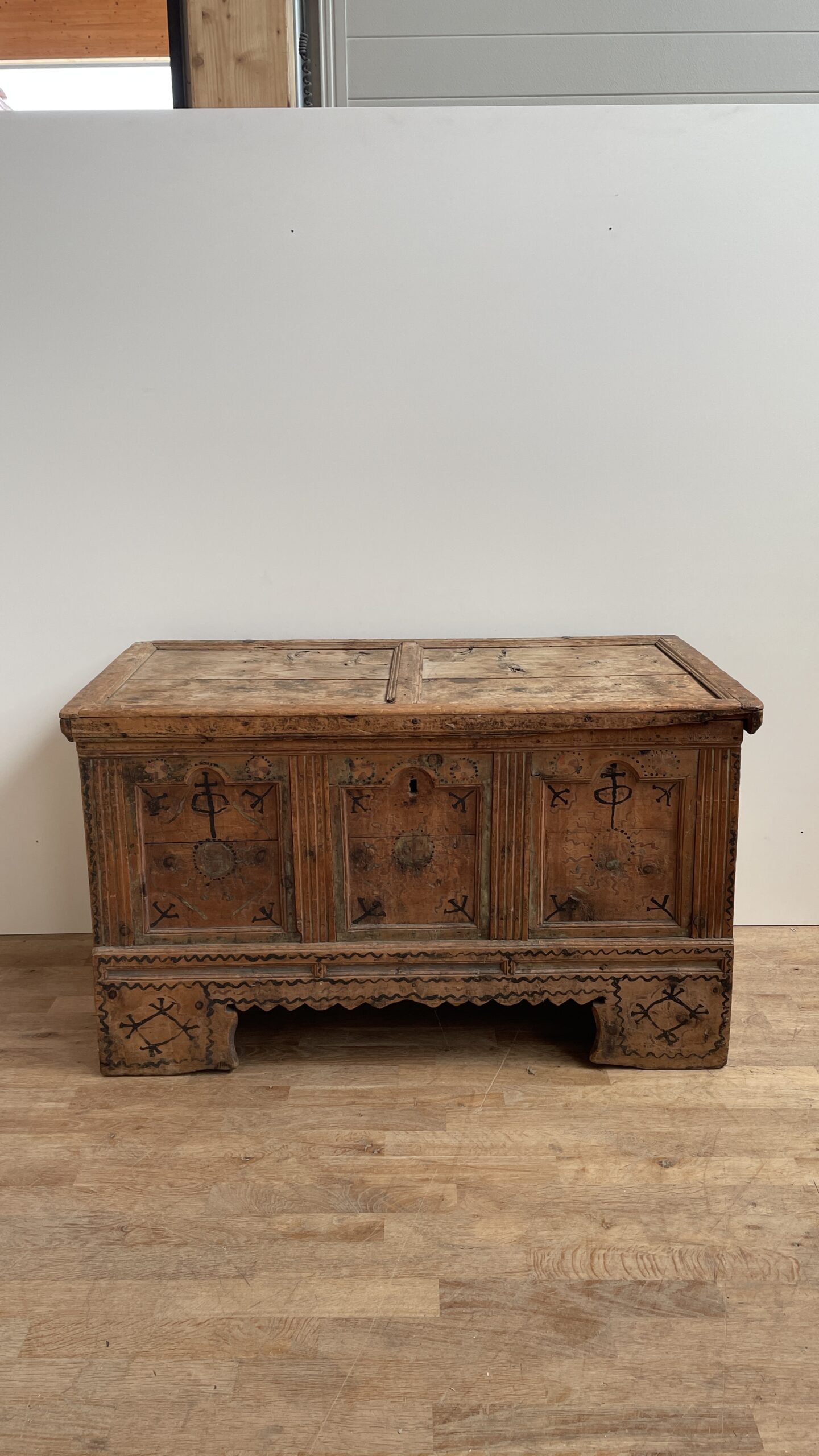 Antik bemalte Truhe aus Zirm