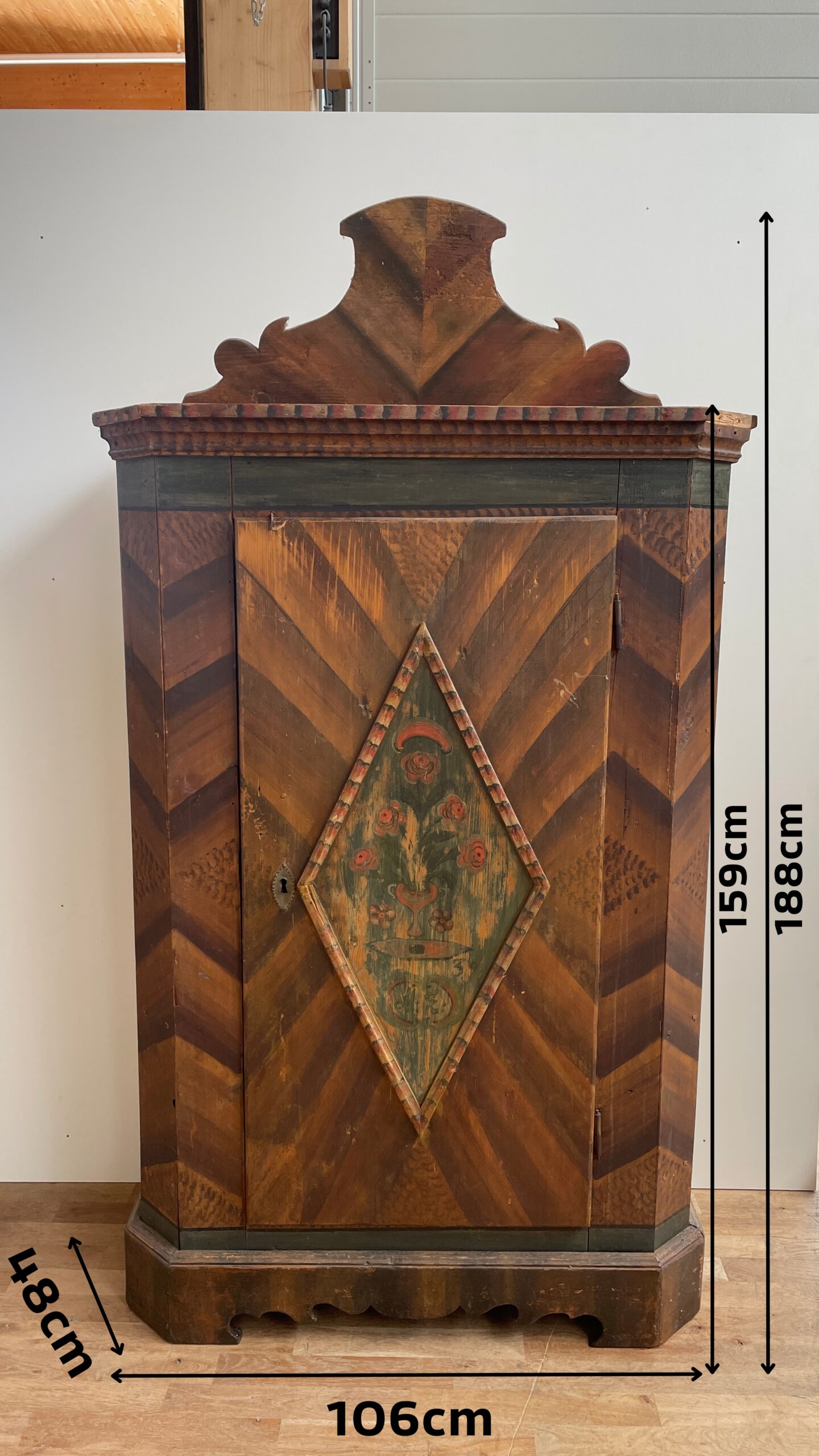 Antiker bemalter Schrank aus Fichte