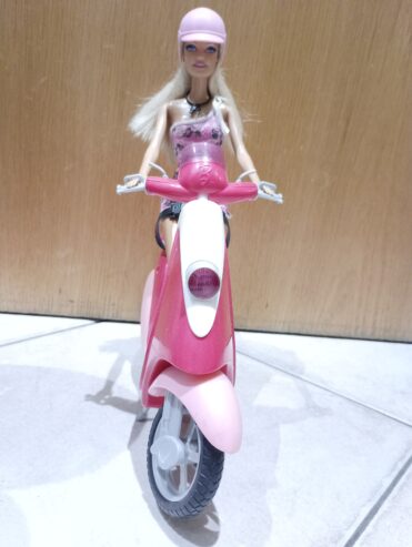 Barbie mit Vespa