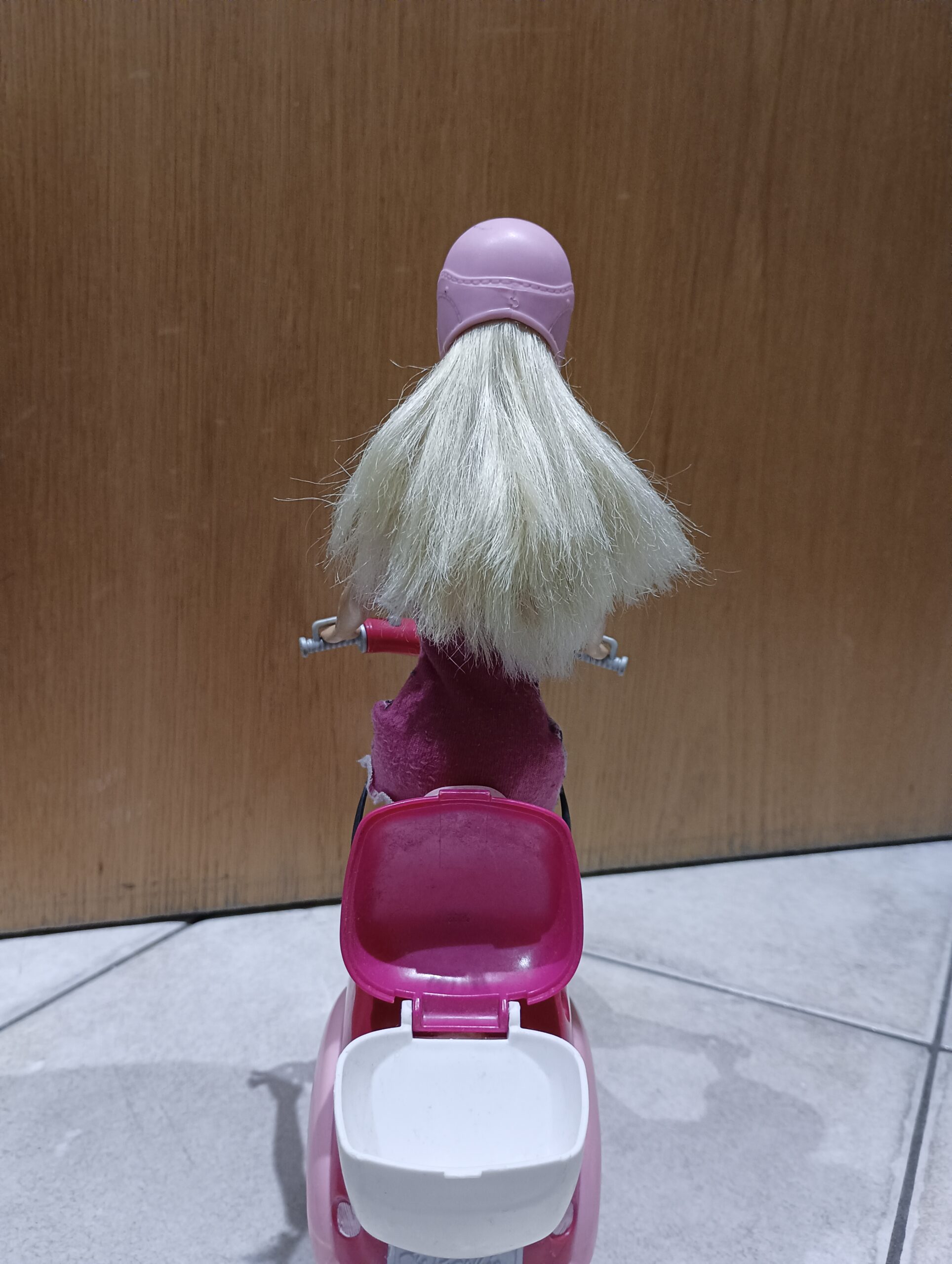 Barbie mit Vespa
