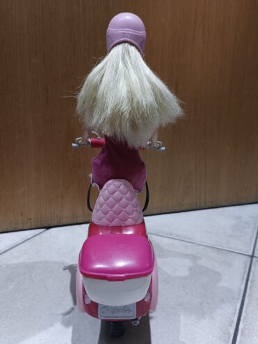 Barbie mit Vespa