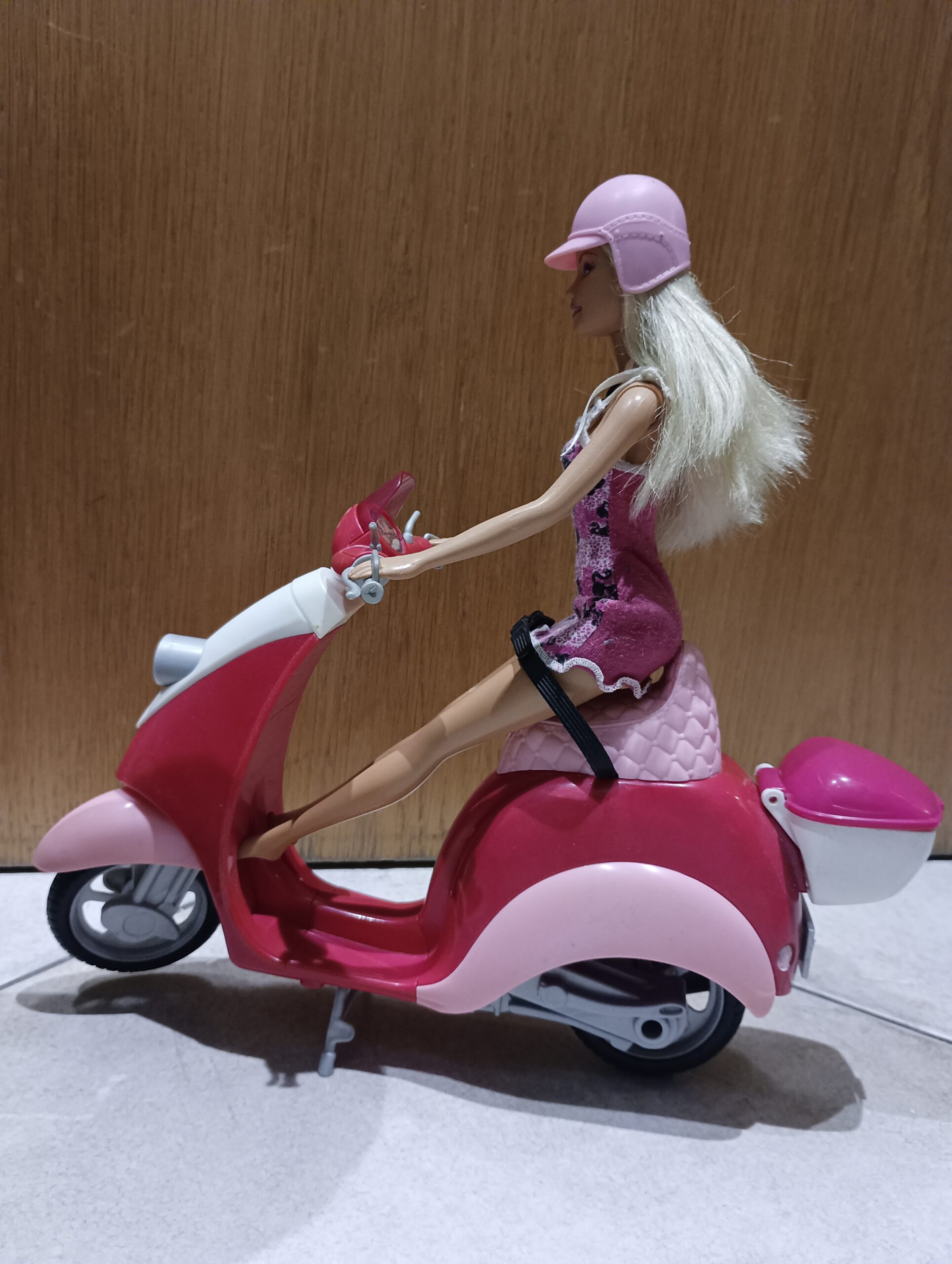 Barbie mit Vespa
