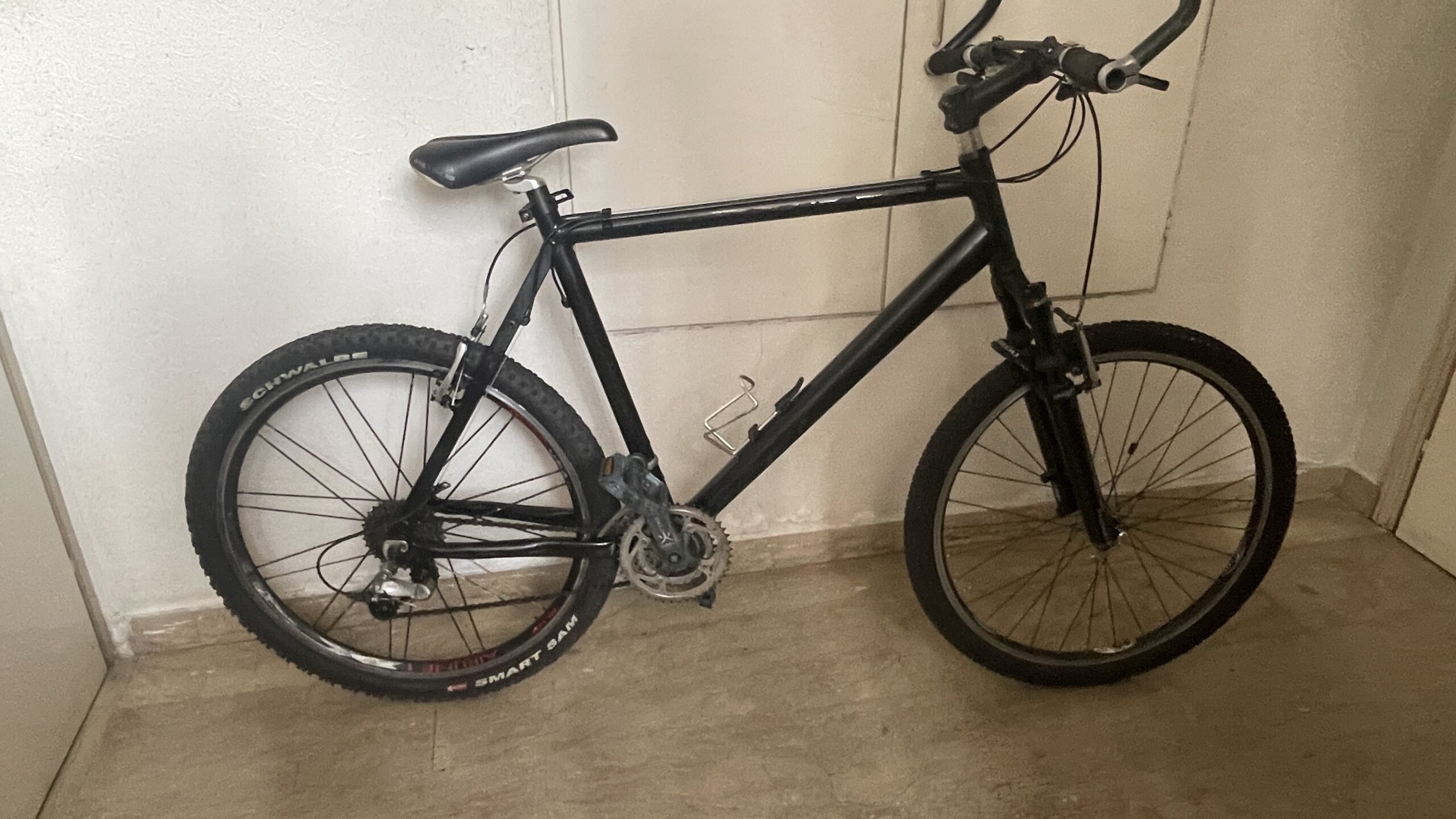 Schönes Mountainbike schwarz