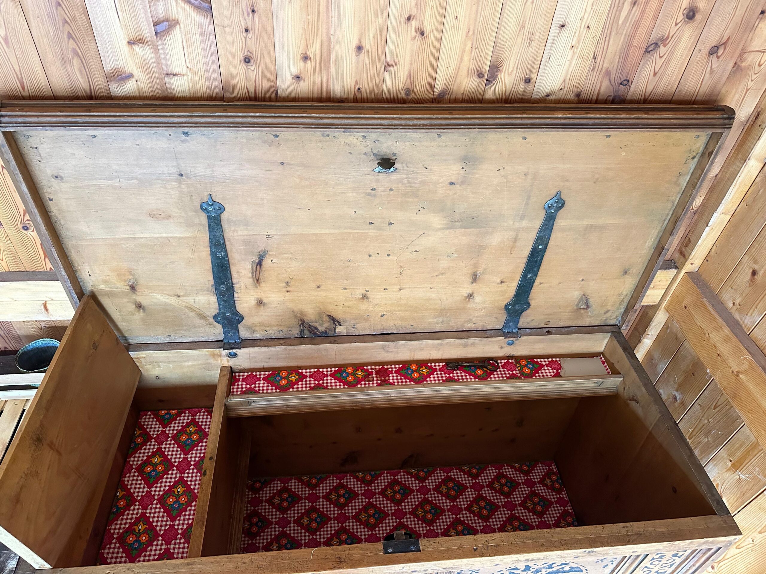 Antike handbemalte Truhe