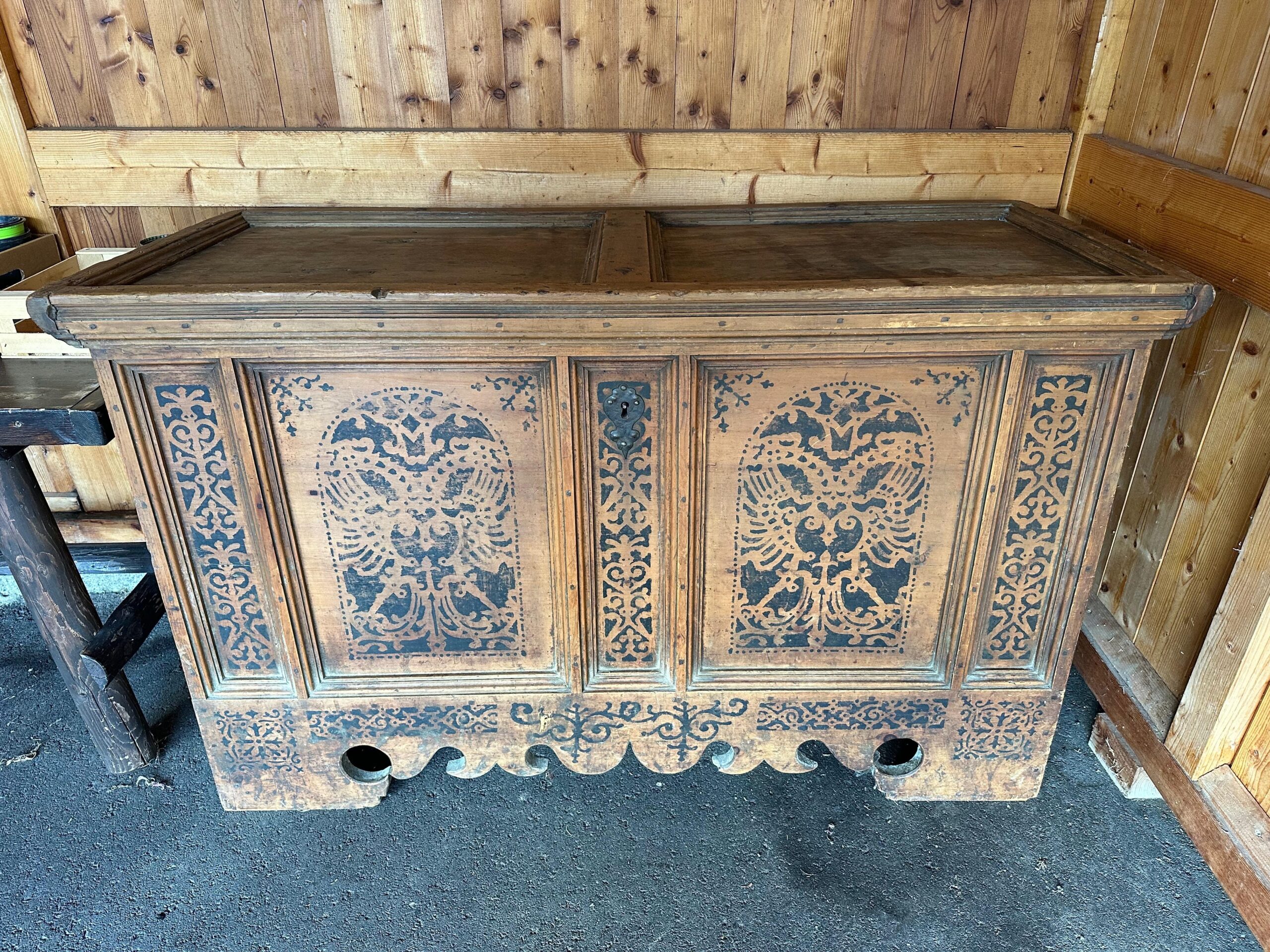 Antike handbemalte Truhe