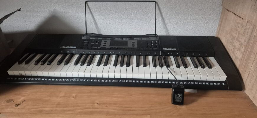 Keyboard mit Stuhl