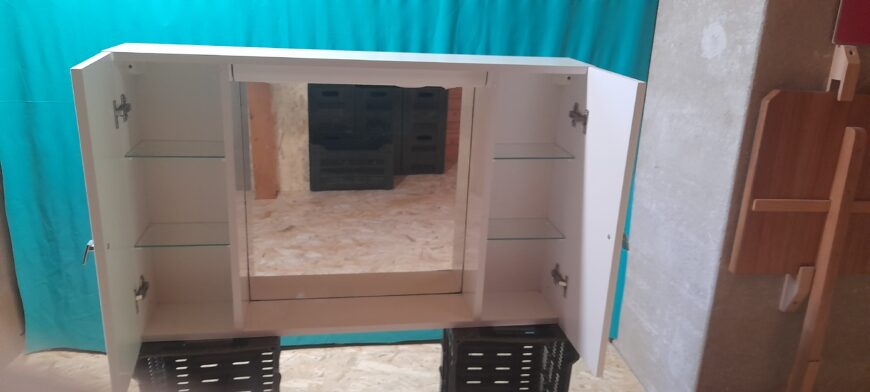 Badschrank mit Spiegel