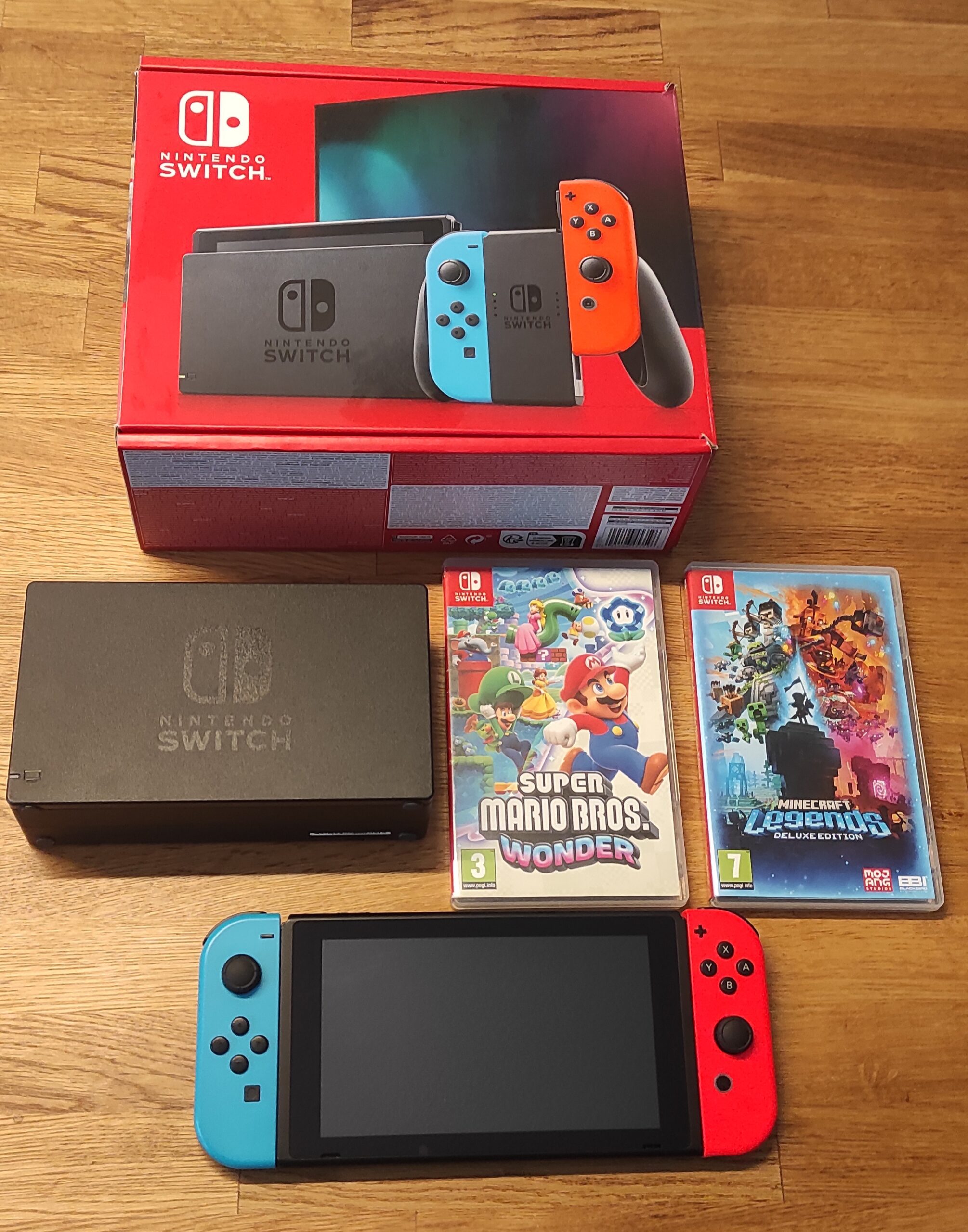 Neuwertige Nintendo Switch mit 2 Spielen