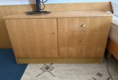 Zwei Betten inkl. passender Nachtkästen/Kommoden