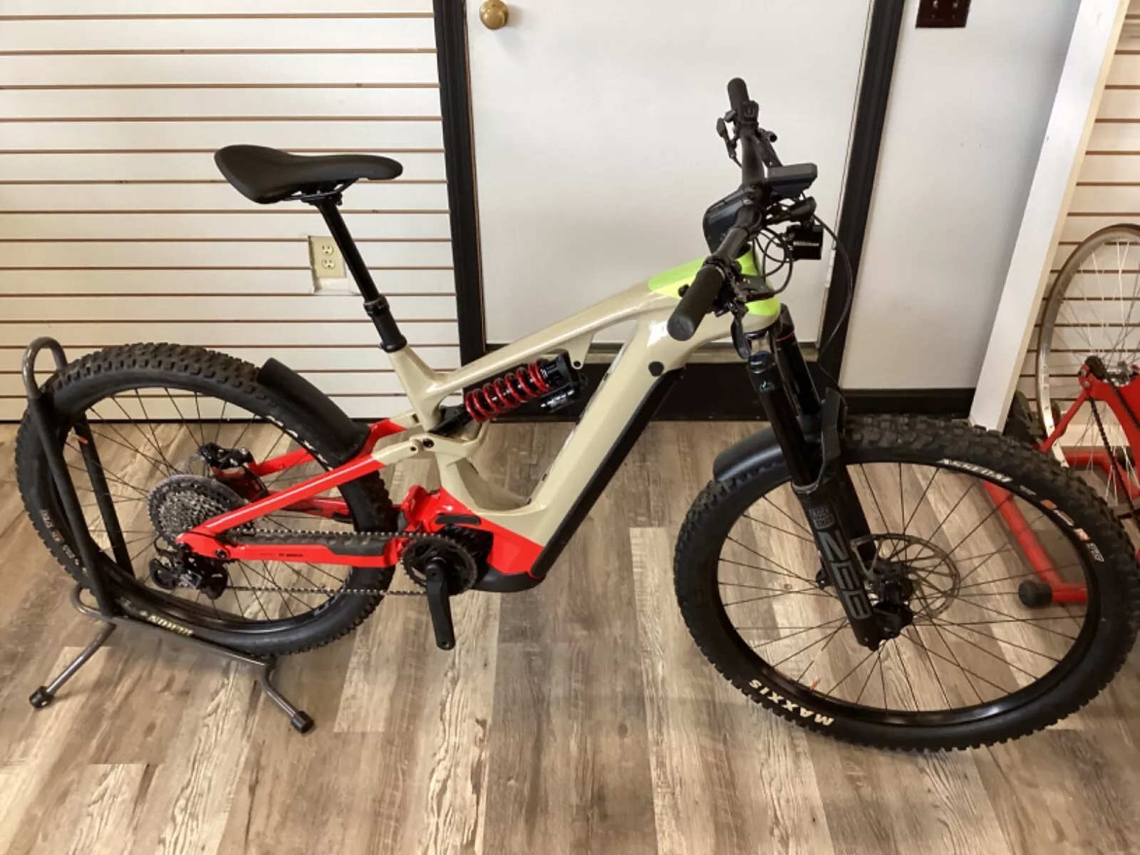 The 2023 Cannondale Moterra Neo Carbon LT1 Size Medium.