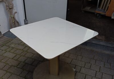 8_Tisch_quadrat_Marmor