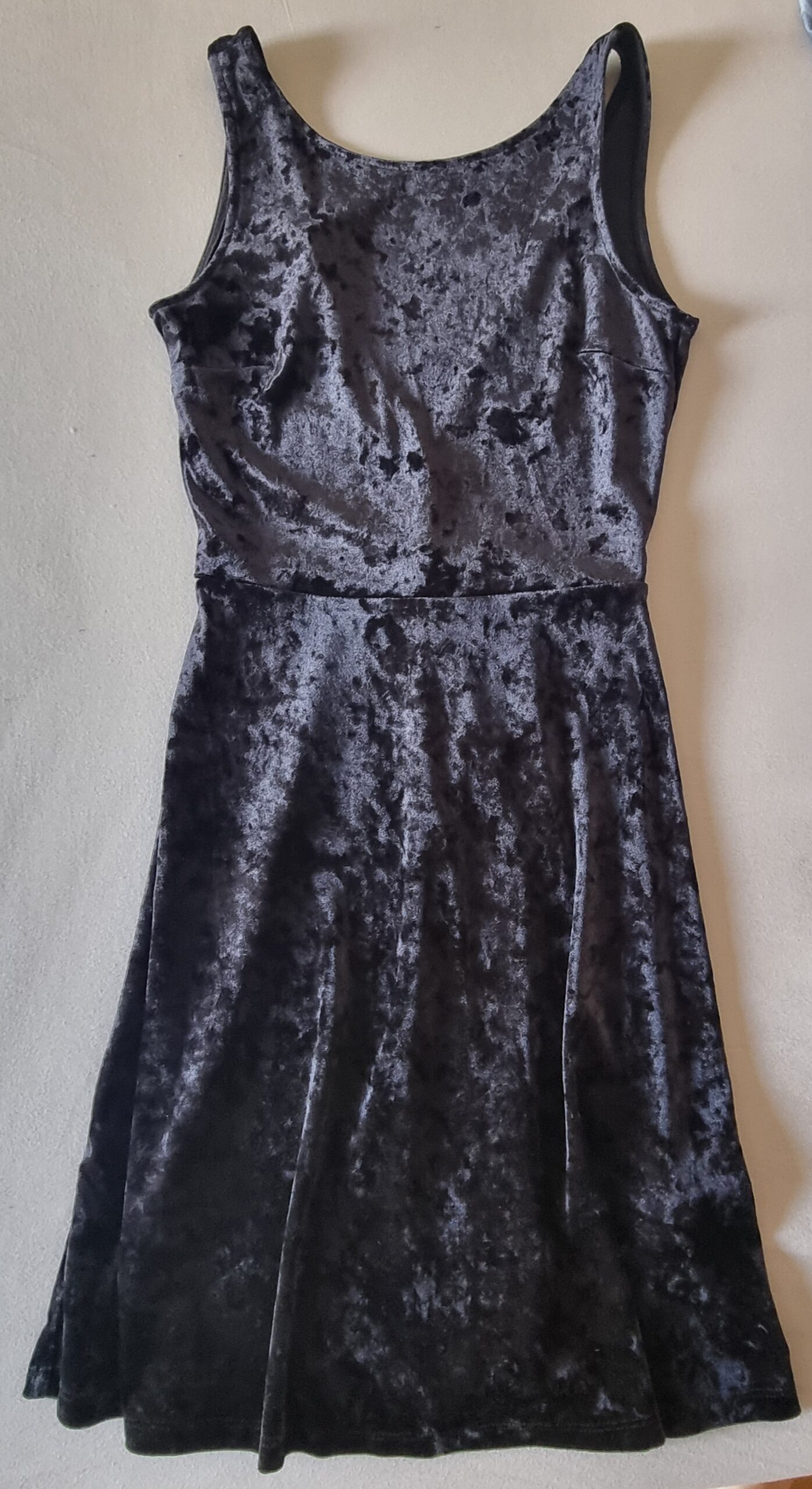 Schwarzes Samtkleid von H&M