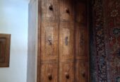 Antike Holzkommode mit Intarsien