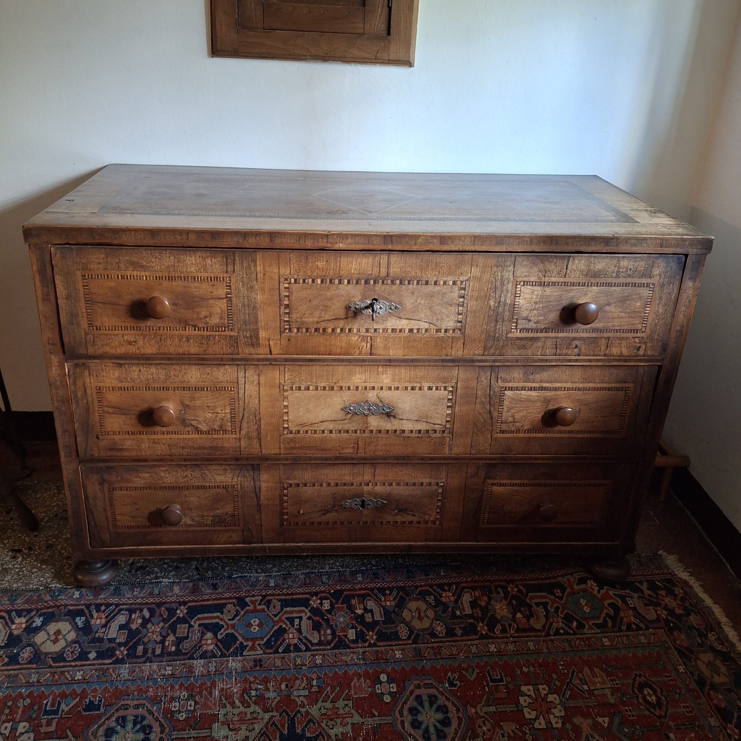 Antike Holzkommode mit Intarsien